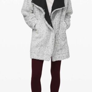 LULULEMON WARM RESTORE SHERPA WRAP. BNWT